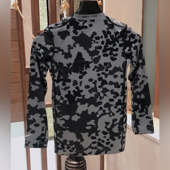 Absolutely New, Nike pro Dri-fit boys tight fit skin for active wear. - Picture 4 of 12